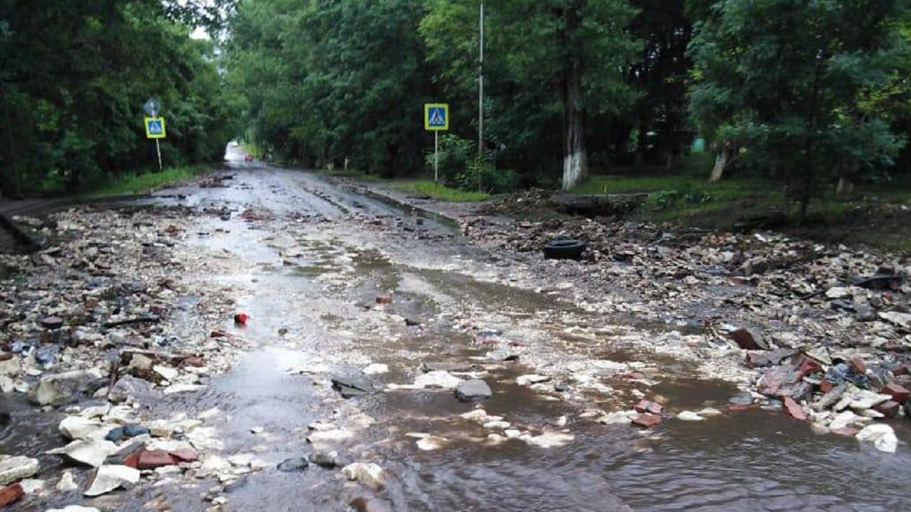 Дорогу в поселке на Ставрополье во время наводнения завалило камнями0