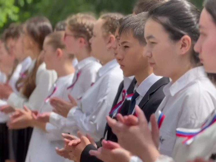 Глава КЧР в День России вручил первые паспорта юным жителям республики