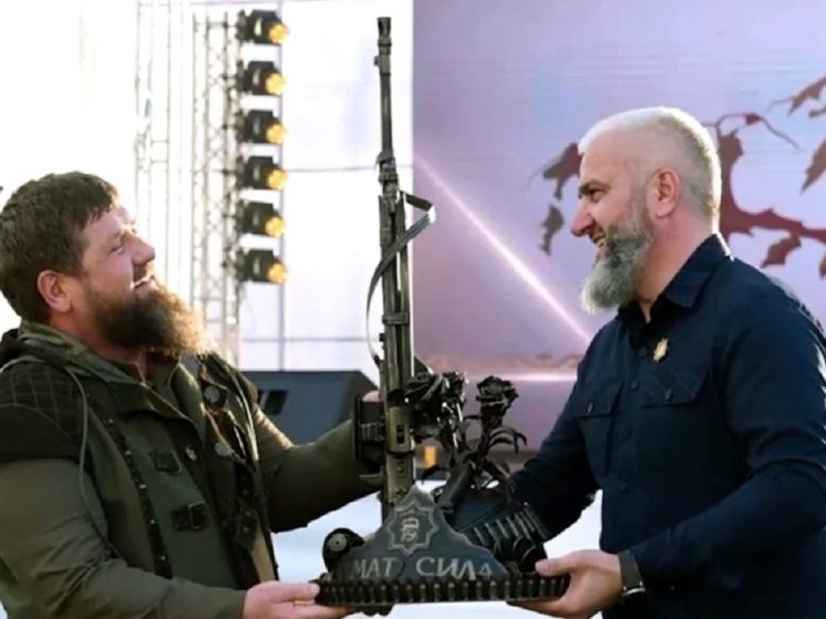 Главе Чечни Рамзану Кадырову подарили отлитый из украинских снарядов пулемет