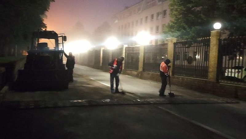 Коммунальщики продолжают устранять последствия ливня в Ставрополе