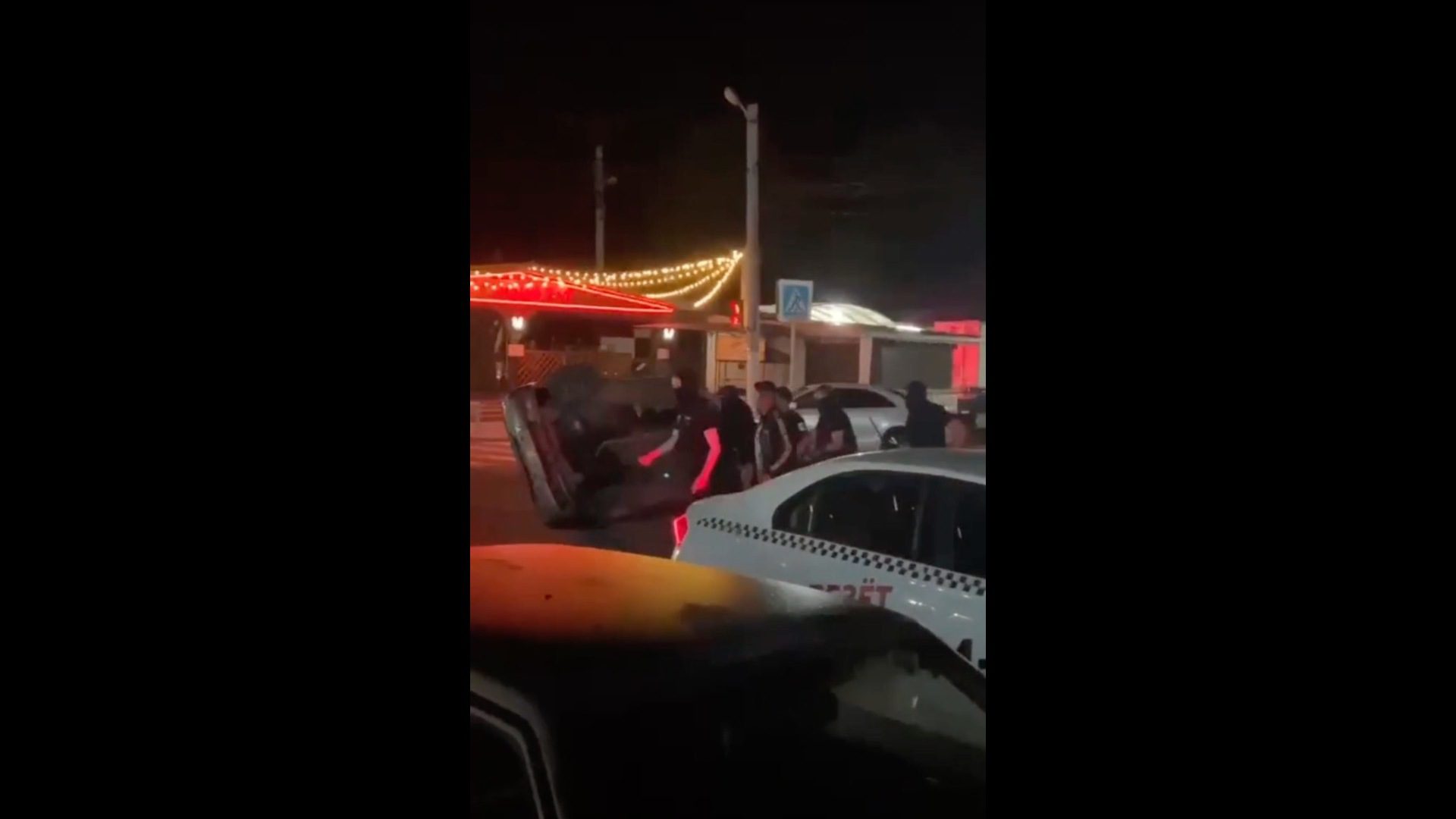 На Кубани несколько мужчин перевернули автомобиль с госномерами КЧР0