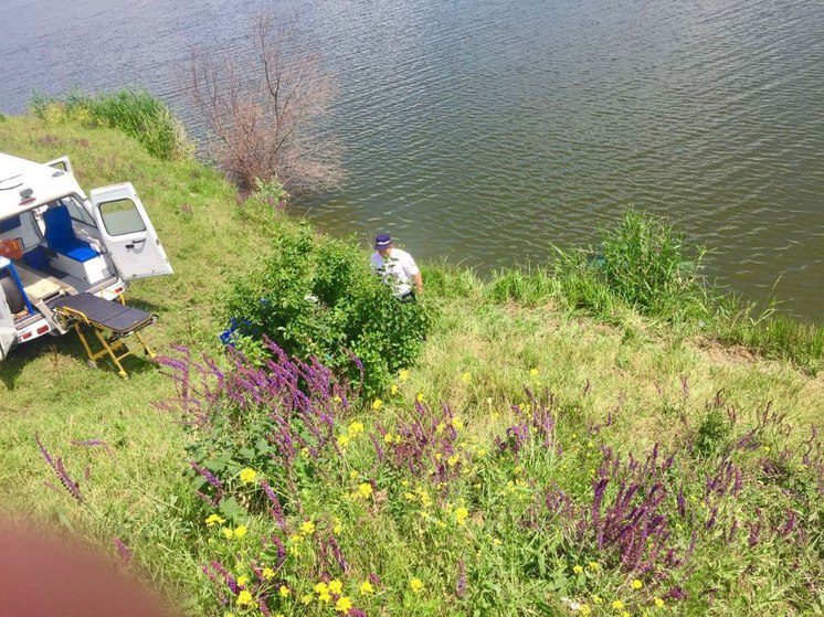 На Ставрополье мотоциклист без прав не справился с управлением и угодил в озеро