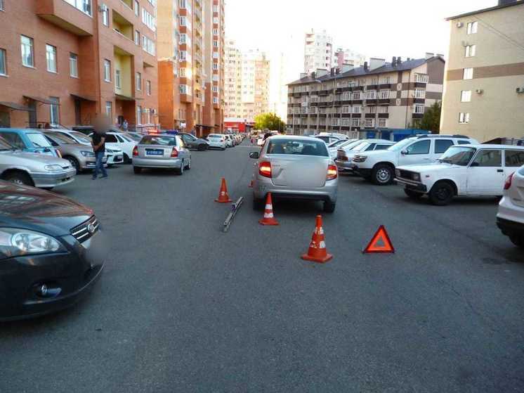 Невнимательный водитель в Ставрополе сбил ребенка во дворе многоэтажки