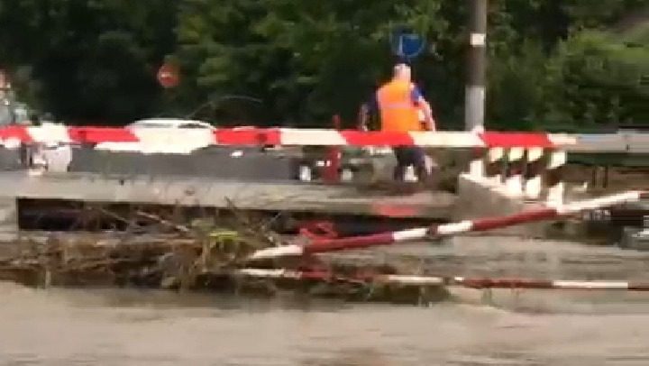 Ограничения движения ввели в Пятигорске из-за подтопления дорог0