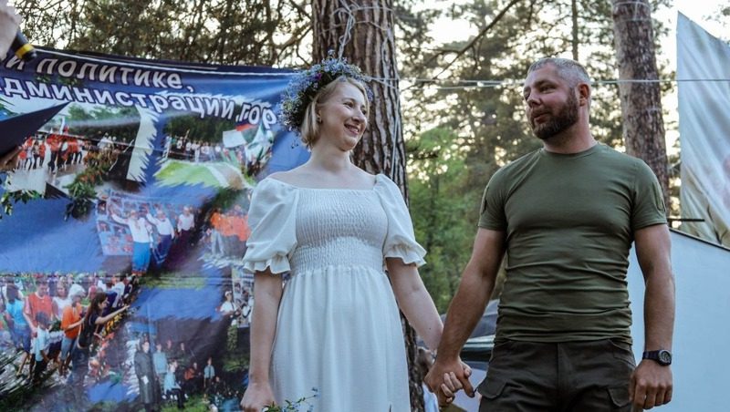 Пара из Невинномысска поженилась на «Вахте Памяти» в Архызе