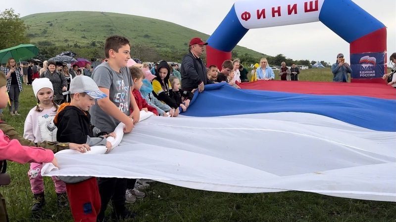 Патриотический флешмоб «Мы – россияне, мы едины» объединил около 200 жителей Предгорного округа