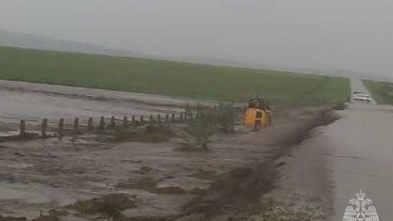 Появилось видео из маршрутки, которую смыло ливнем на трассе в Северной Осетии0