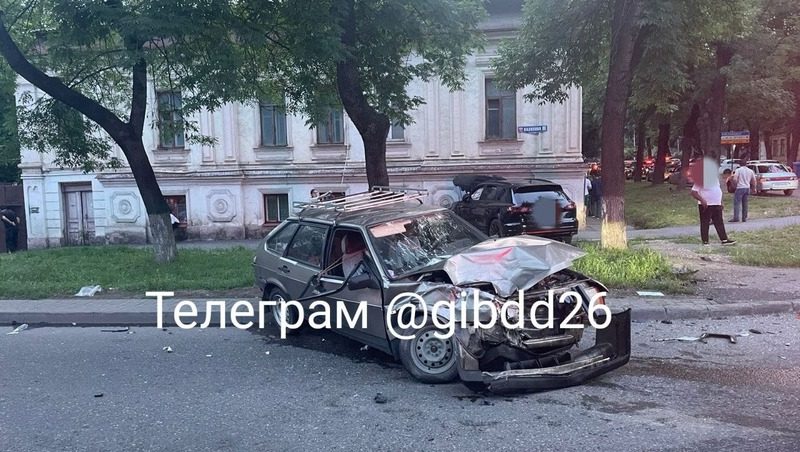 Пожилая пассажирка серьёзно пострадала из-за желания мужа «проскочить» перекрёсток в Пятигорске