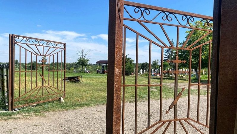 Сельское кладбище благоустраивают в Кировском округе по программе местных инициатив