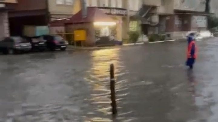 «Сигнал SOS, у нас потоп»: в Махачкале наводнение на центральных улицах1