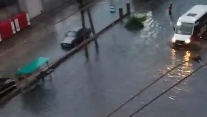 «Сигнал SOS, у нас потоп»: в Махачкале наводнение на центральных улицах0