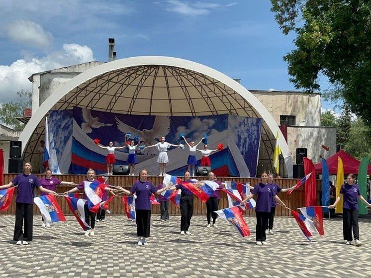 Сотни жителей Минеральных Вод отметили праздничным концертом День России