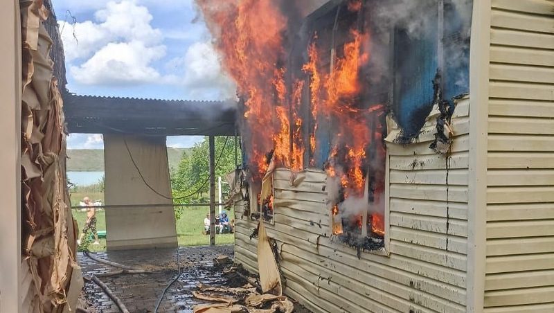 Спасатели ликвидировали пожар на базе отдыха в селе Сенгилеевском на Ставрополье