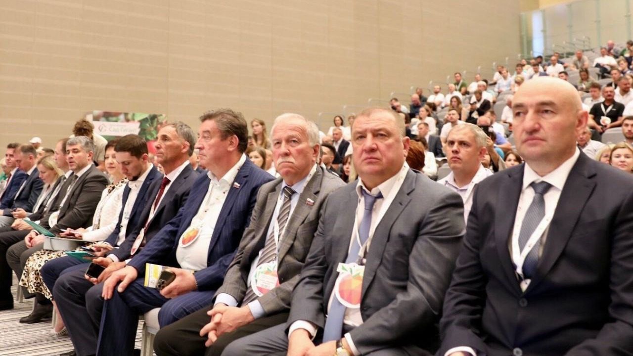 Спикер Думы Ставрополья принял участие в открытии форума «PRO ЯБЛОКО 2023»2