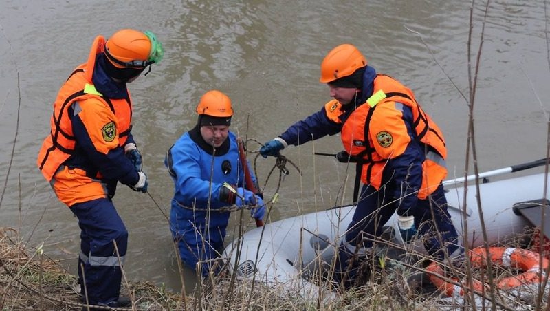 Тело рыбака достали из реки Кубань ставропольские спасатели