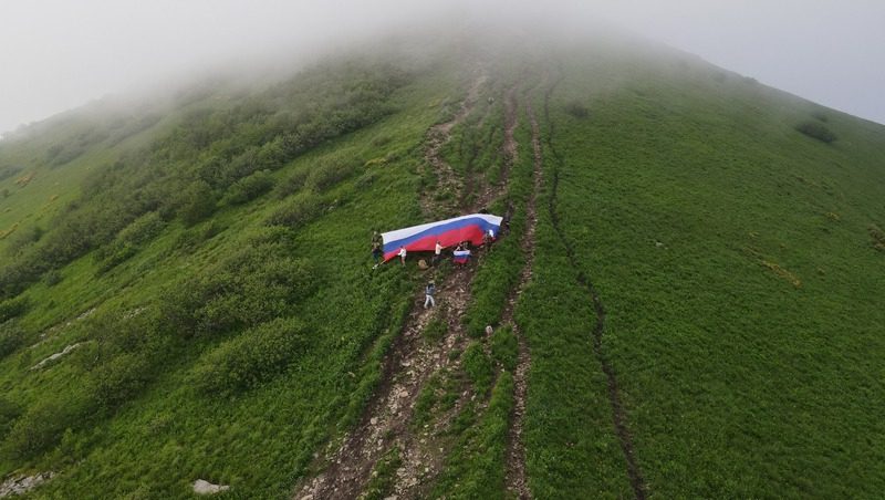 Триколор России подняли над вершинам гор-лакколитов в Железноводске