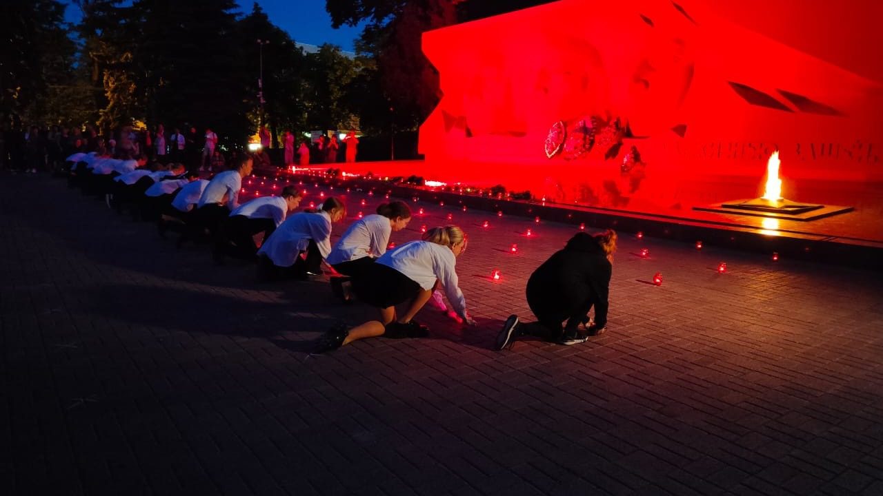 Тысячи выпускников приняли участие в акции «Огни памяти» в Ставрополе7