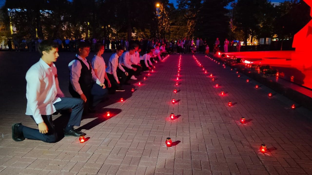 Тысячи выпускников приняли участие в акции «Огни памяти» в Ставрополе2