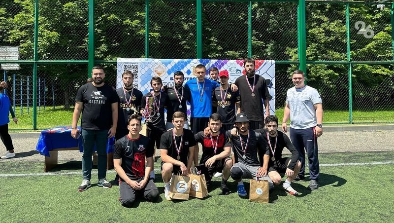 В благотворительном турнире по футболу в Ставрополе приняли участие восемь команд