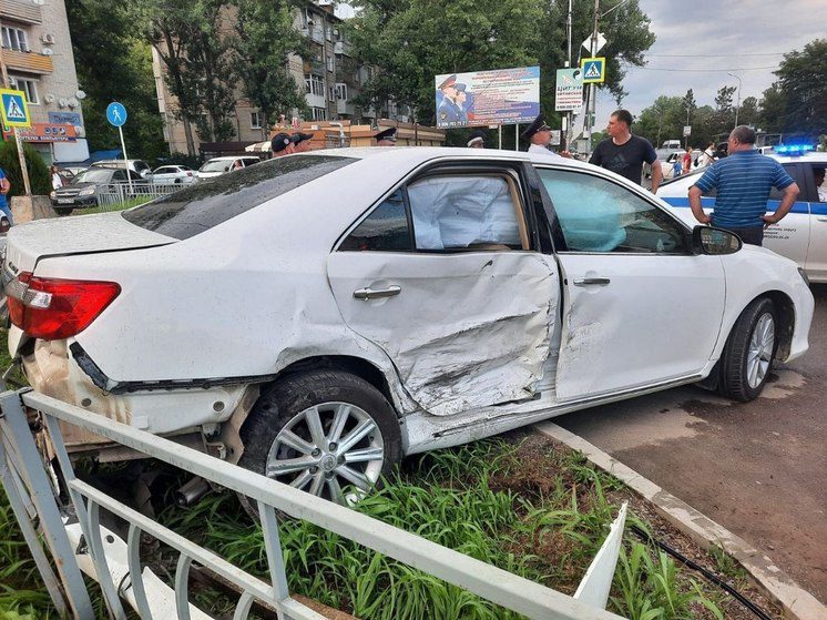 В Георгиевске водитель иномарки хотел проскочить на красный свет и попал в ДТП, двое пострадавших