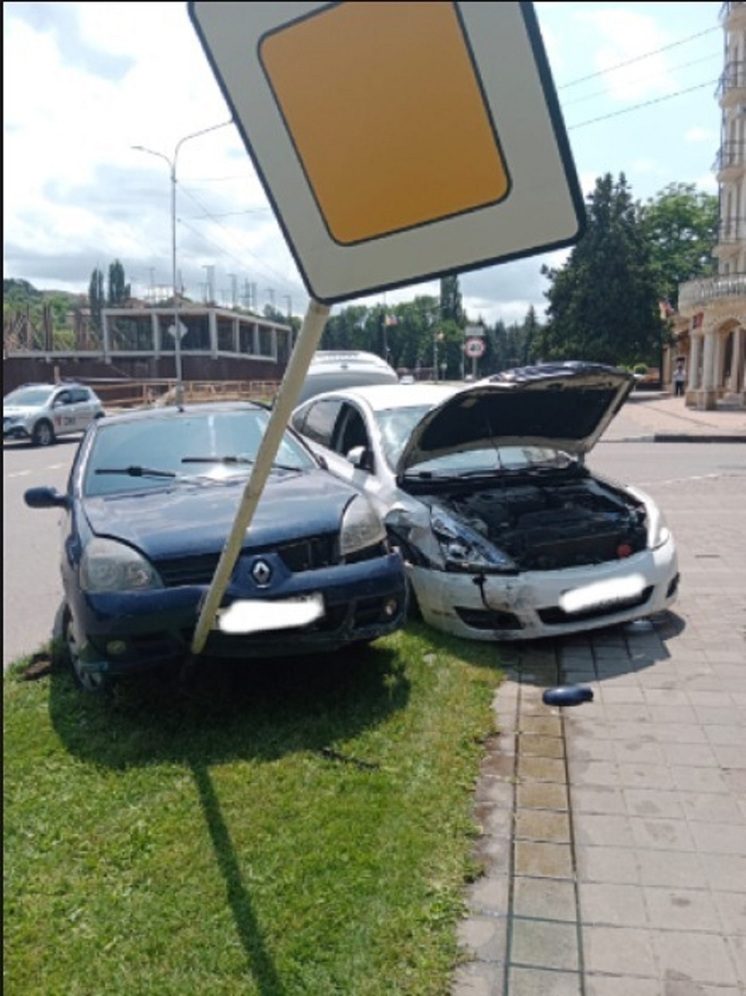 В Кисловодске при столкновении двух иномарок пострадала автоледи