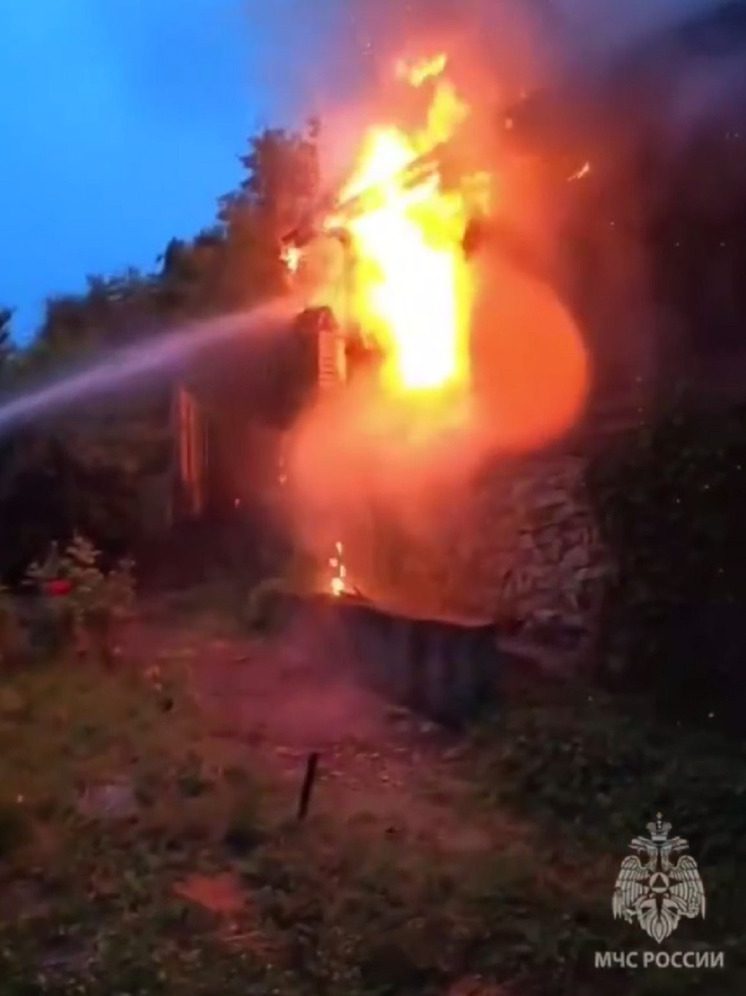 В Нальчике в ночь на 1 июня горел двухэтажный дом