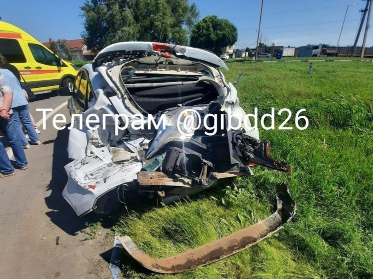 В Невинномысске 75-летний пассажир иномарки сломал позвоночник в ДТП с фурой
