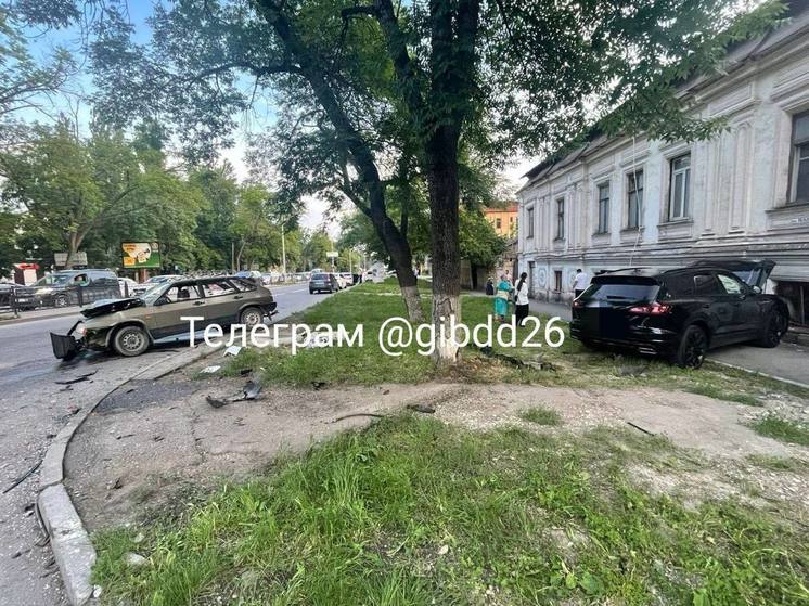 В Пятигорске пожилая пассажирка сильно пострадала в ДТП двух легковушек