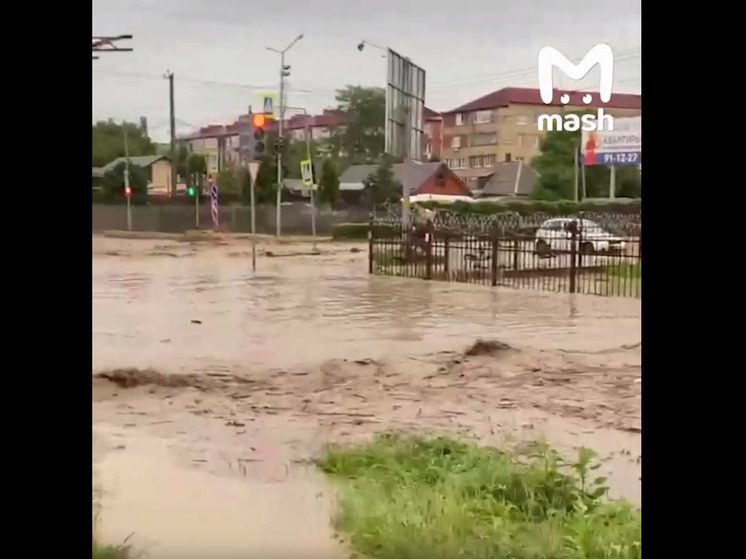 В посёлке Южный в Северной Осетии после ливня потоки воды и грязи смывают всё на своём пути