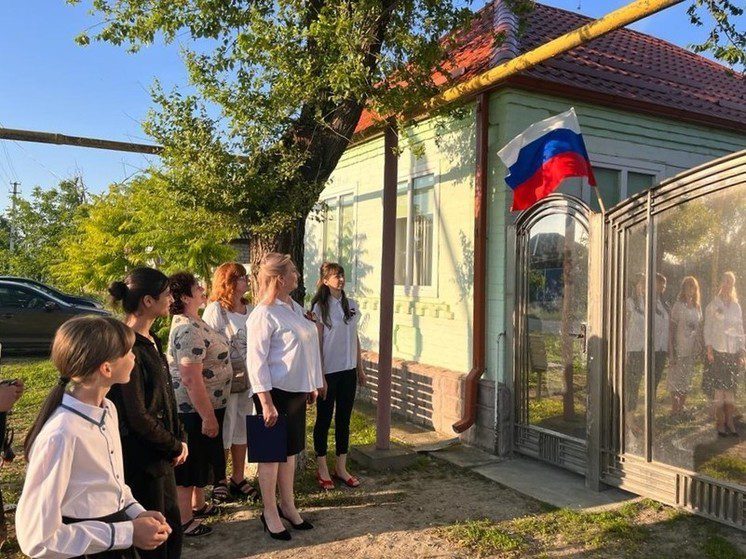 В селе на Ставрополье у дома ветерана стартовала Всероссийская акция «Флаг во дворах»