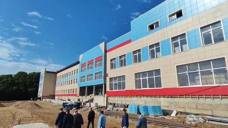 В строящейся в Ставрополе школе заканчивают облицовку фасада