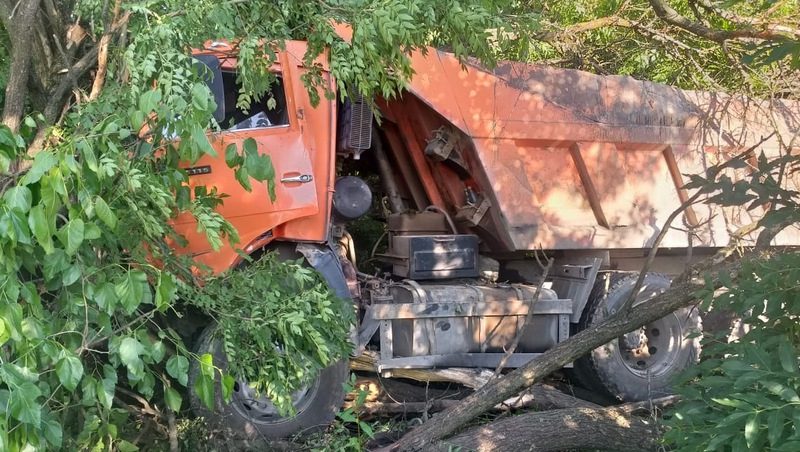 Водитель КамАЗа врезался в дерево под Минводами