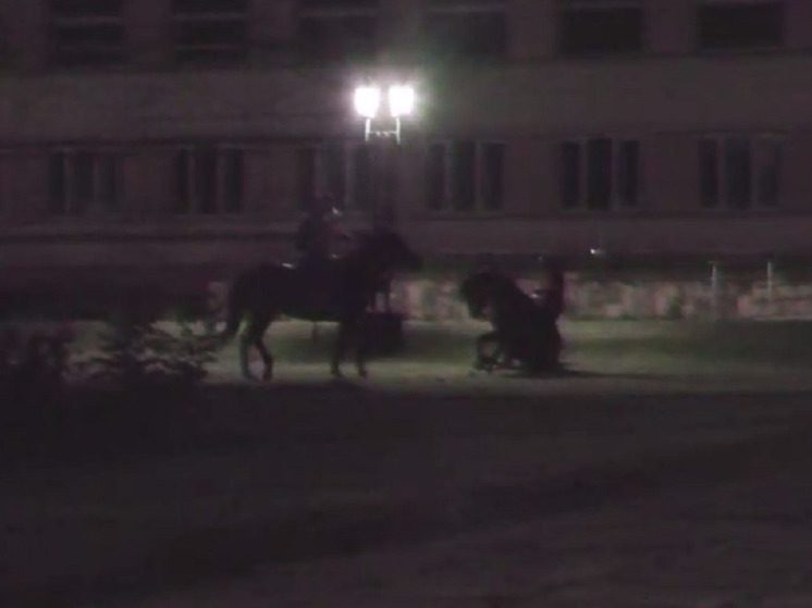 Всадники на лошадях испортили газон в центре Кисловодска