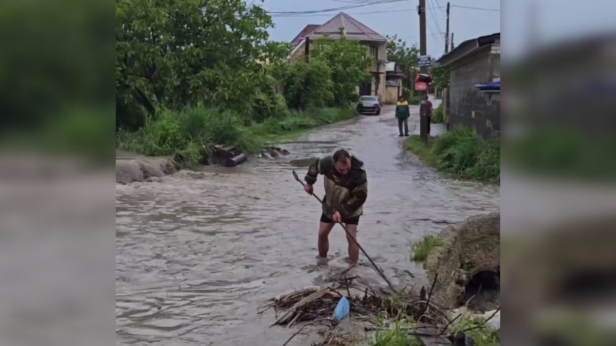 Жители дачного поселка в Ставрополе сами начали устранять последствия потопа1