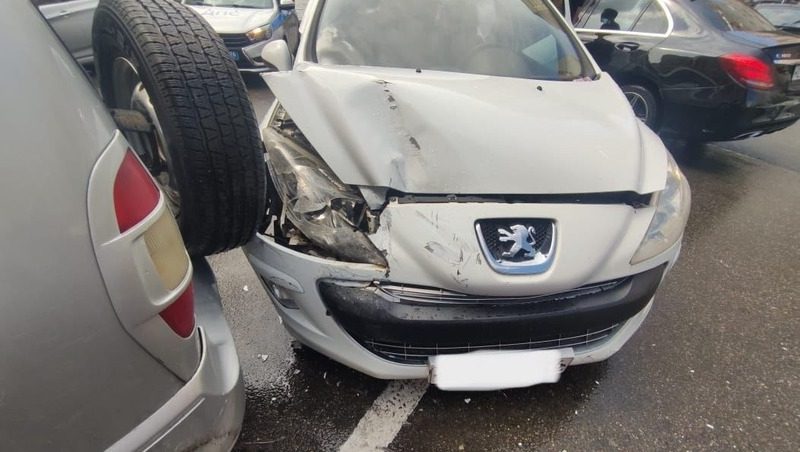 Автомобилистка наехала на припаркованный автомобиль в Ставрополе и получила травму головы