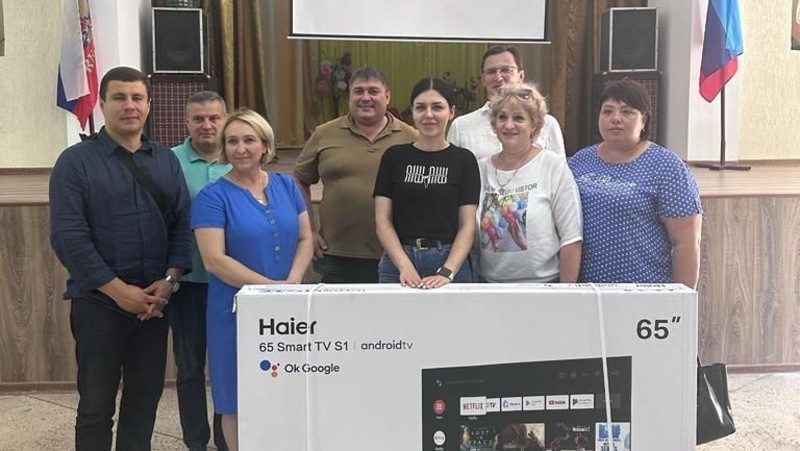 Делегация Кисловодска подарила образовательным учреждениям Антрацитовского района ноутбуки и игрушки
