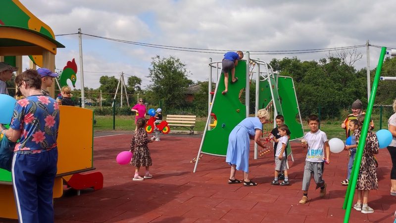 Детскую площадку построили в селе Ипатовского округа по губернаторской программе