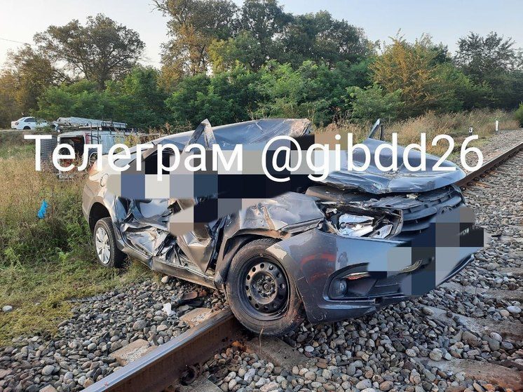 Два человека погибли при аварии легкового автомобиля и локомотива на Ставрополье