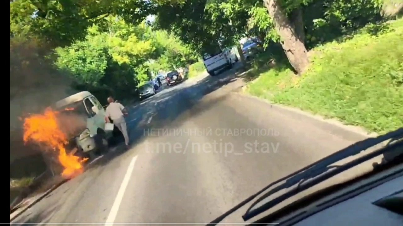 Грузовая «ГАЗель» сгорела на дороге в Ставрополе0