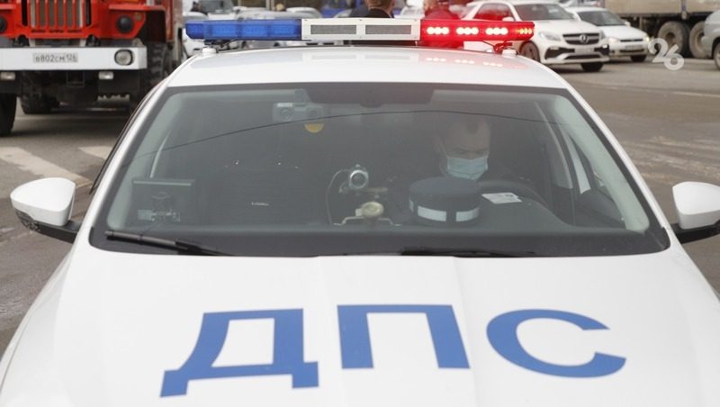 Легковушка влетела в ограждение в центре Ставрополя