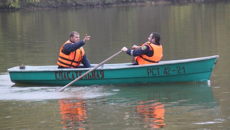 Мужчин, застрявших на сломанной моторной лодке, спасли со ставропольского водохранилища