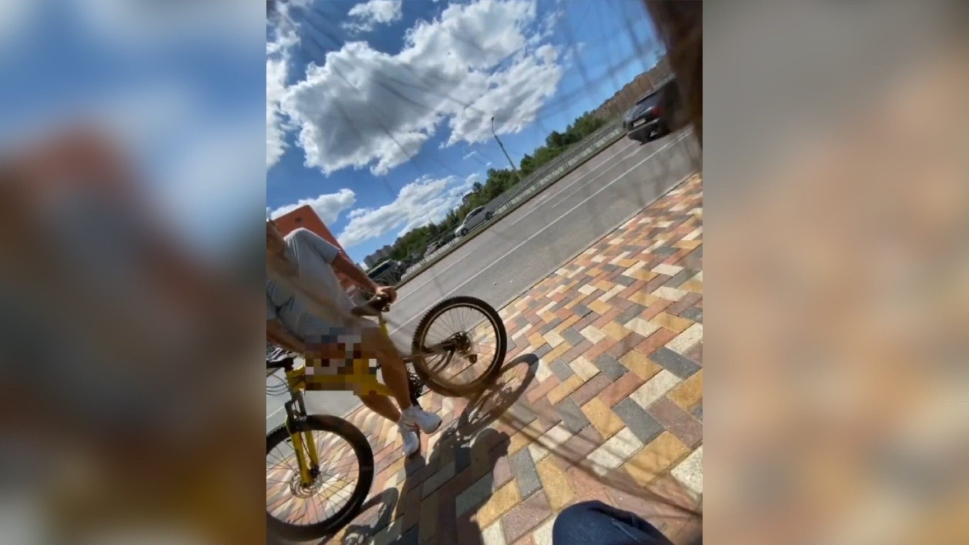 Онаниста на велосипеде заметили около остановки в Ставрополе0