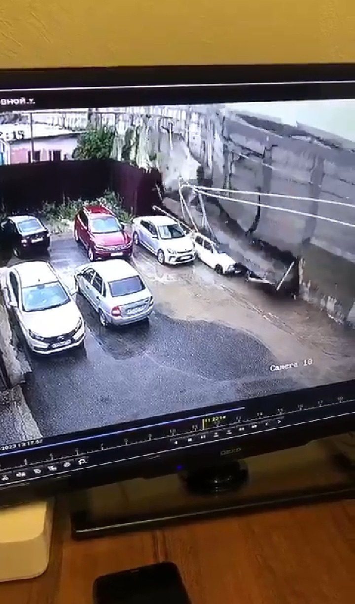 Появилось видео уничтожения автомобилей из-за обрушившейся стены в Кисловодске0