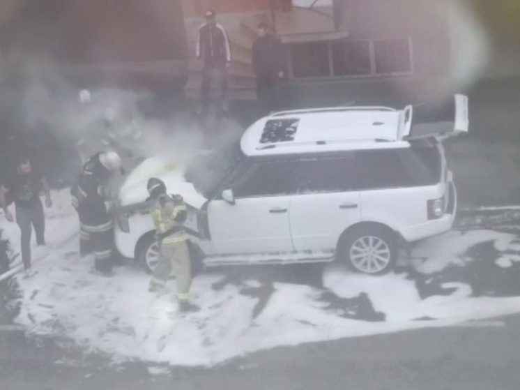 Пожарные оперативно ликвидировали возгорание иномарки во Владикавказе