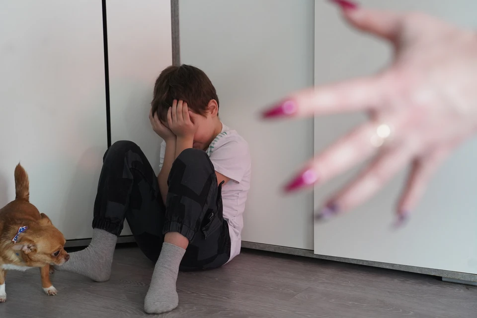 Семью из Ростовской области осудят за истязание пятерых приемных детей