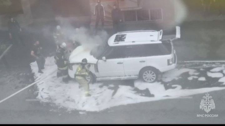 Range Rover сгорел на улице во Владикавказе0