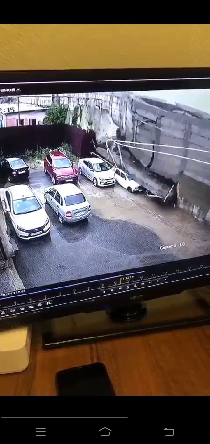 Рухнувшая подпорная стена в Кисловодске уничтожила четыре автомобиля0