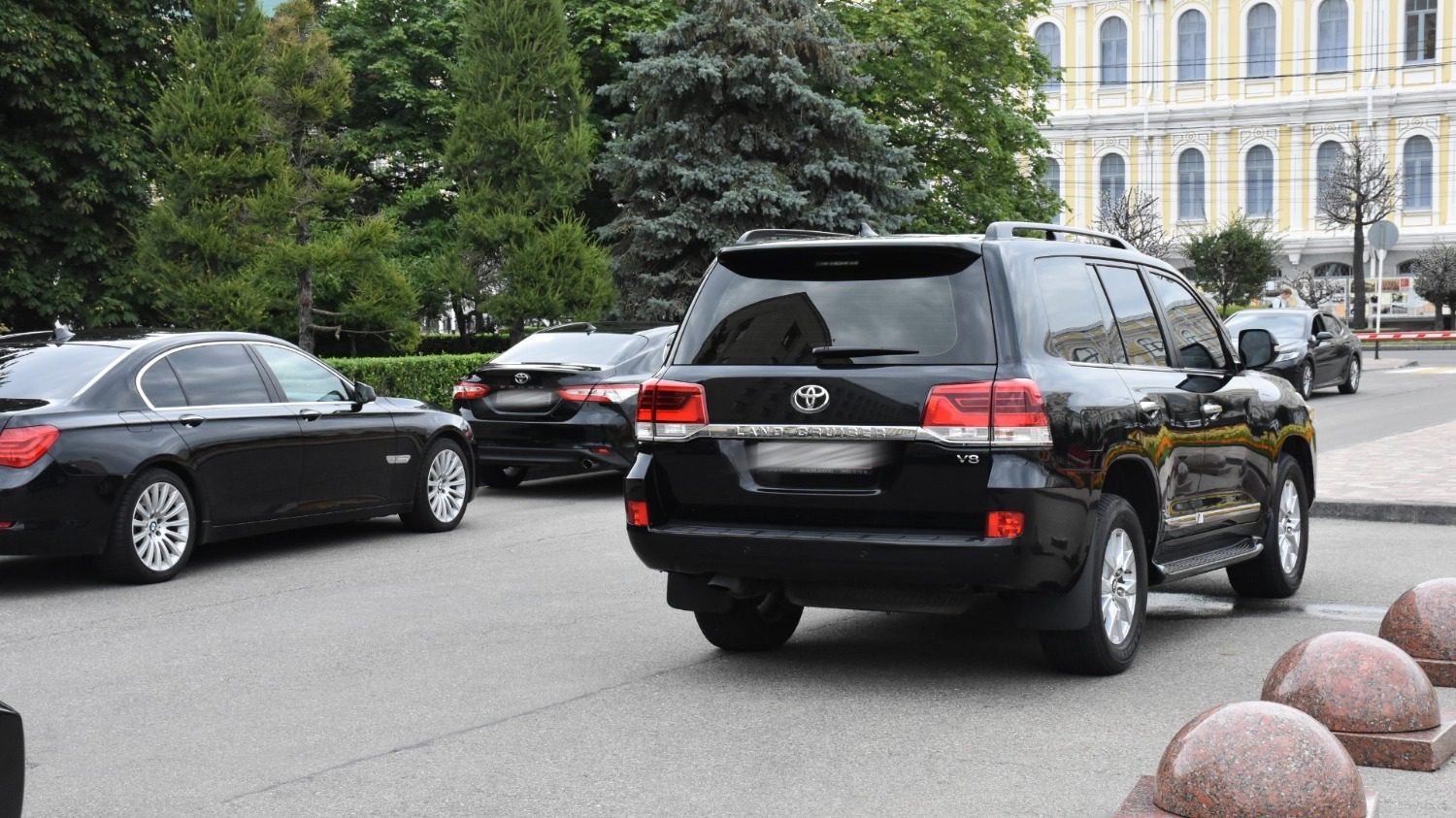 Широкий выбор иномарок: на каких авто ездит ставропольская власть18