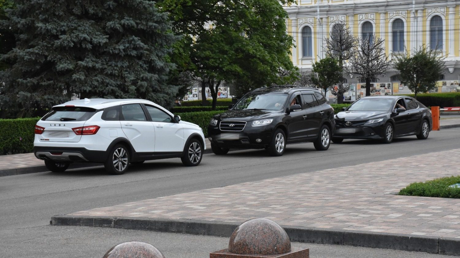 Широкий выбор иномарок: на каких авто ездит ставропольская власть27