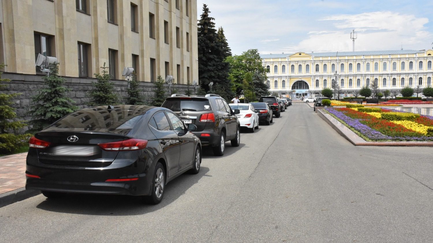 Широкий выбор иномарок: на каких авто ездит ставропольская власть14